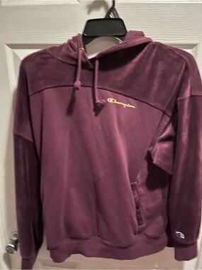 Woman’s Size XL Maroon Velour like Champion Hoodie Like brand new as pictured